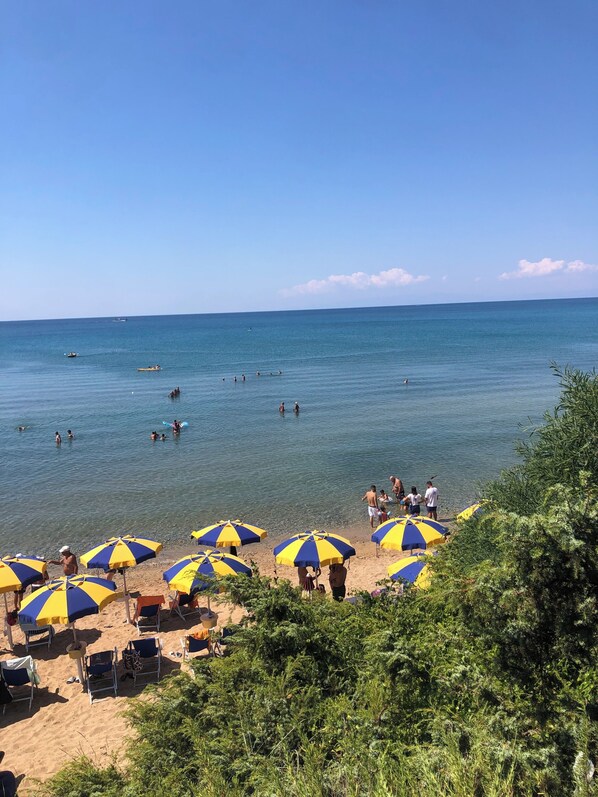 Perto da praia, espreguiçadeiras