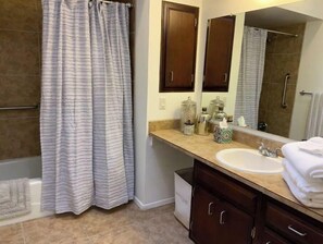 Ensemble douche/baignoire, sèche-cheveux, serviettes fournies, savon