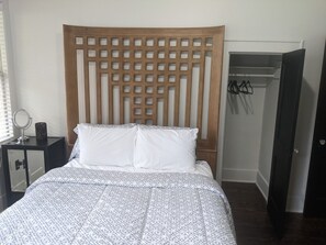 2 slaapkamers, een strijkplank/strijkijzer, wifi (toeslag), beddengoed