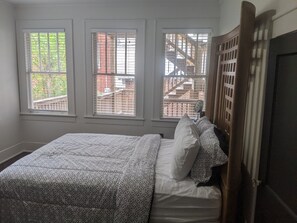 2 slaapkamers, een strijkplank/strijkijzer, wifi (toeslag), beddengoed
