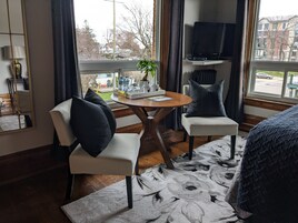 Habitación individual de lujo | Ropa de cama de alta calidad y decoración individual