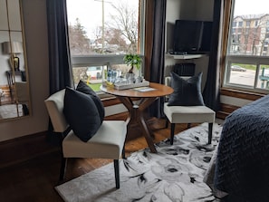 Habitación individual de lujo | Ropa de cama de alta calidad y decoración individual