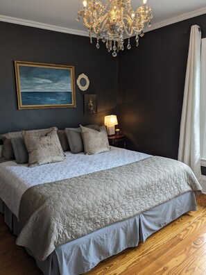 Comfort Suite | Premium bedding, individually decorated, individually furnished - Stonewater Manor (Gananoque)