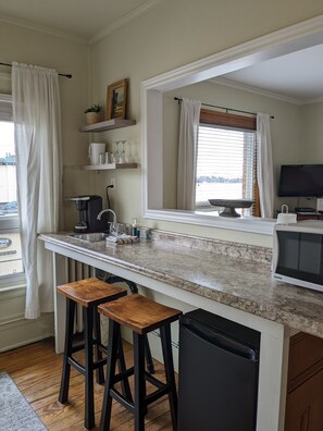 Comfort Suite | Private kitchenette | Coffee/tea maker, electric kettle, paper towels - Stonewater Manor (Gananoque)