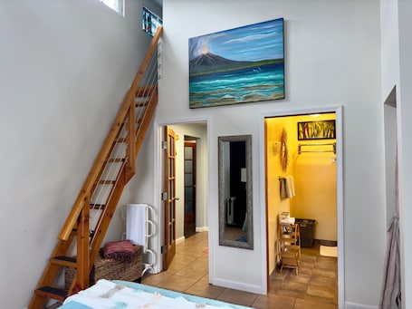1 bedroom, memory-foam beds, iron/ironing board, free WiFi. Cozy Rainforest Retreat with Private Hot Tub, 5 mins to Volcanoes Natl Park