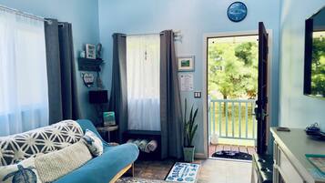 Una Smart TV, una chimenea, libros, un reproductor estéreo