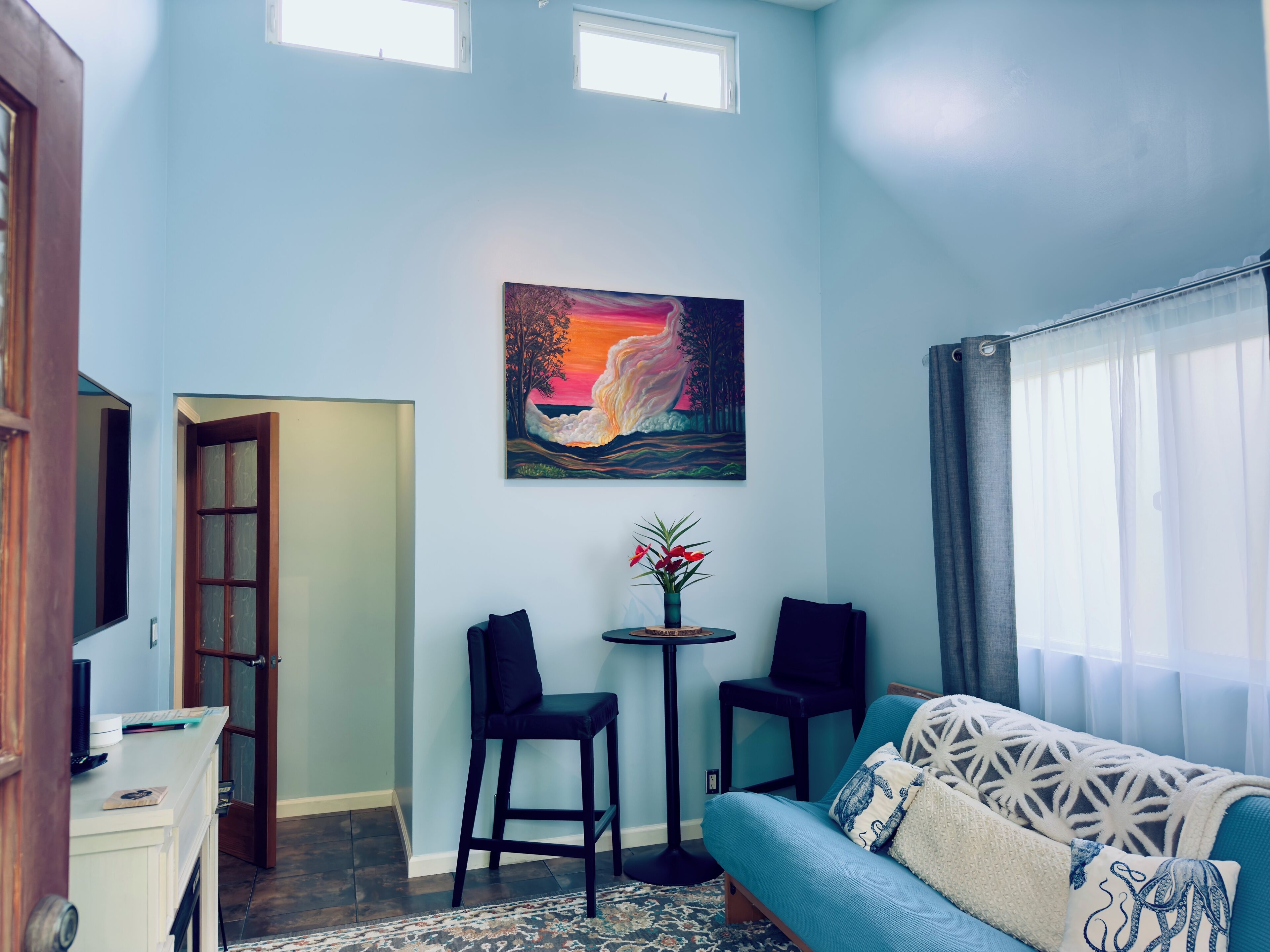 Smart TV, fireplace, books, stereo