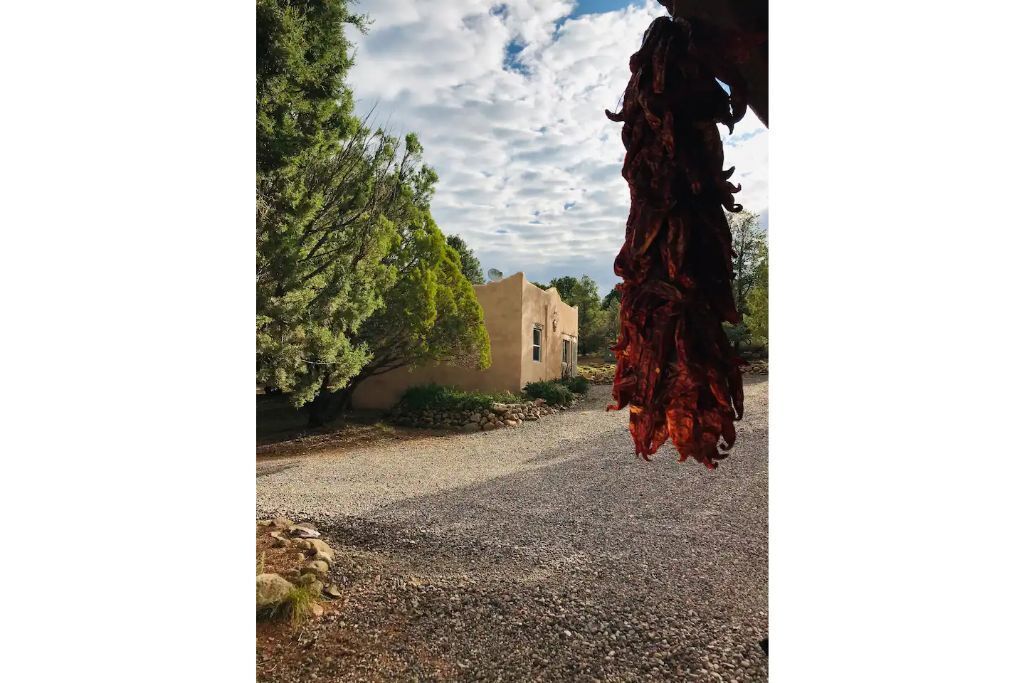 Quiet mountains between Silver City & Pinos Altos. Kitchen/living room/bedroom 