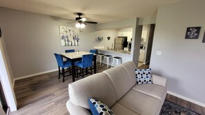 TV connectée, cheminée, livres