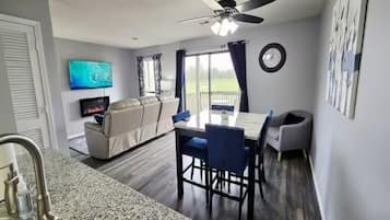 Smart-TV, Kamin, Bücher