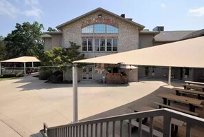 Outdoor dining - 1BR Condo-Indoor/Outdoor Pool, Hot Tub, Family Friendly Features, Relaxing Oasis (Branson)
