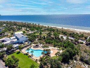 Outdoor pool, a heated pool - 1 min walk to Pool/ 5 min walk to BEACH .LG PATIO/ Bikes & GOLFCART Included (Port St. Joe)