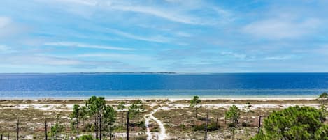 Plage à proximité, chaises longues, serviettes de plage