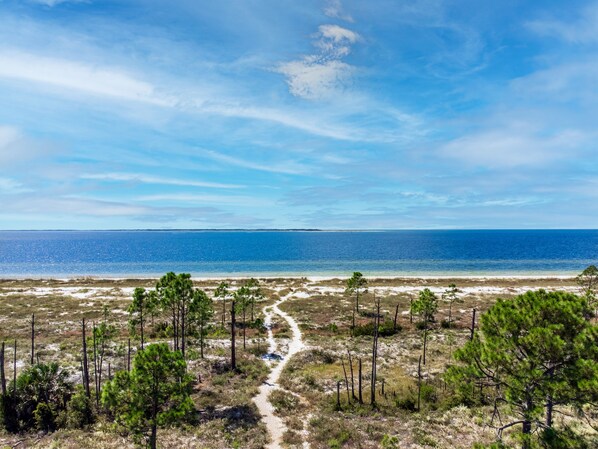 Playa en los alrededores, camastros y toallas de playa 