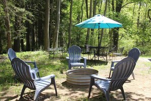 Property grounds - Newly rehabbed 3-bedroom Harbor Country cottage! (Harbert)