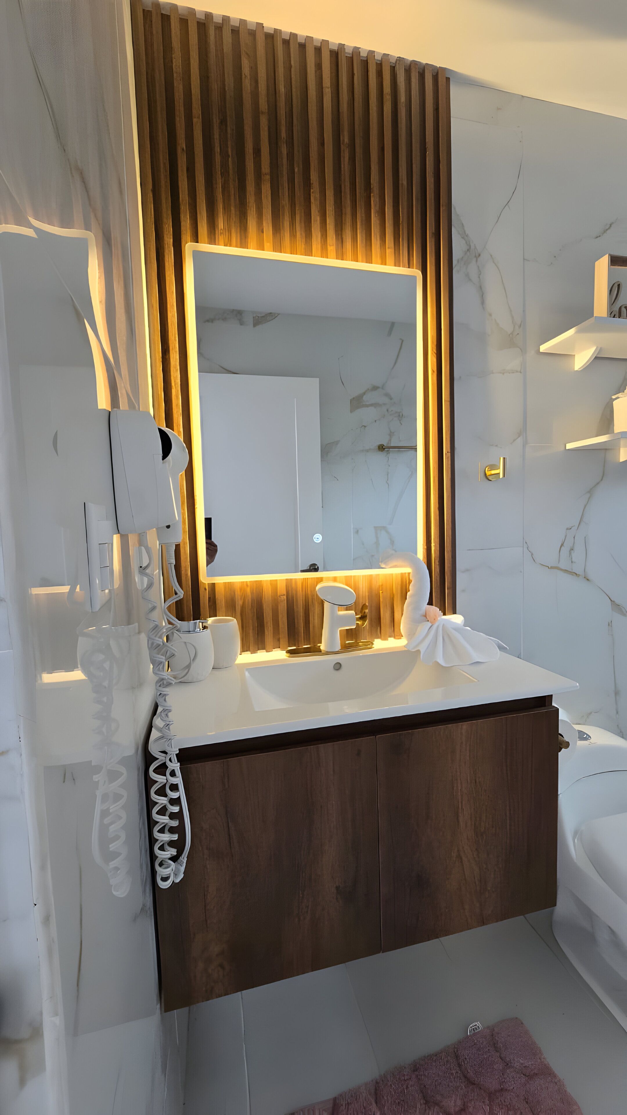 Douche, sèche-cheveux, serviettes fournies, savon