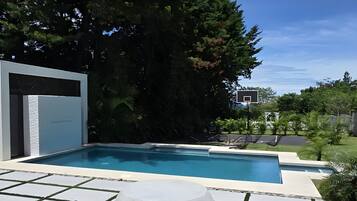 Una piscina al aire libre