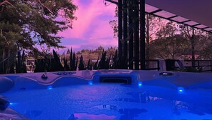 A hot tub with a view of trees and a sunset. - Villa cipresso Monteverde (Monteverde)