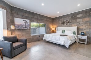 2 bedrooms, desk, iron/ironing board, free WiFi - Historic 2 bed room Casita with private fenced yard (Phoenix)