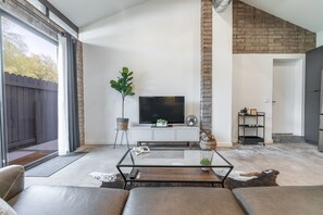 Smart TV, video games, stereo - Historic 2 bed room Casita with private fenced yard (Phoenix)