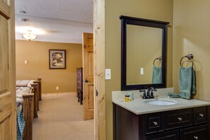 สตูดิโอ (2 Bedrooms) | ห้องน้ำ | ของใช้ในห้องน้ำฟรี, ผ้าเช็ดตัว