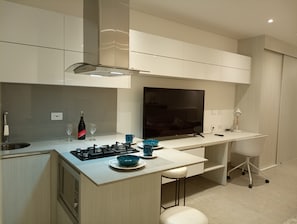 Jääkaappi, mikroaaltouuni, kahvin-/teenkeitin, tehosekoitin