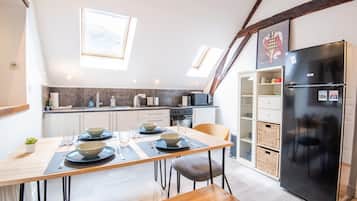 Réfrigérateur, micro-ondes, four, cafetiÚre/bouilloire