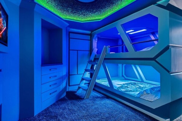 7 habitaciones, escritorio y tabla de planchar con plancha