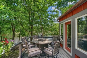 Outdoor dining - Lady of the Lake-Poconos Premier Lakefront Retreat (East Stroudsburg)