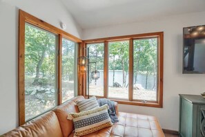 Fernseher, Kamin, Bücher, Arbeitsbereiche