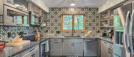 Een koelkast, een microgolfoven, een oven, een kookplaat