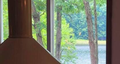 Lady of the Lake-Poconos Premier Lakefront Retreat