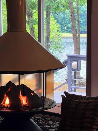 Lady of the Lake-Poconos Premier Lakefront Retreat