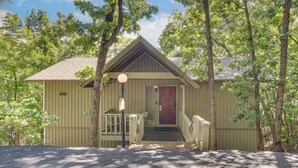 Ein kleines, eingeschossiges Gebäude mit einer Veranda, einer Tür und einer kleinen Treppe, die zum Eingang führt.