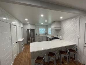 Fridge, microwave, oven, stovetop - Newly remodeled coastal cottage 3 blocks from the water! (Rockport)