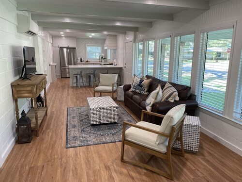 Newly remodeled coastal cottage 3 blocks from the water!