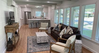 Newly remodeled coastal cottage 3 blocks from the water!