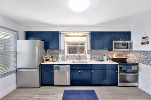 ثلاجة، ميكروويف، فرن، موقد طهي مسطح