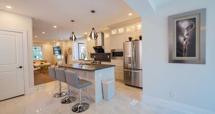 Stylish Luxe 3 BR Villa - Dufferin