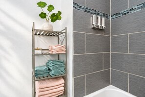 Shower, hair dryer, towels - Perfect & Cozy Home in A+ Location (Saint Petersburg)