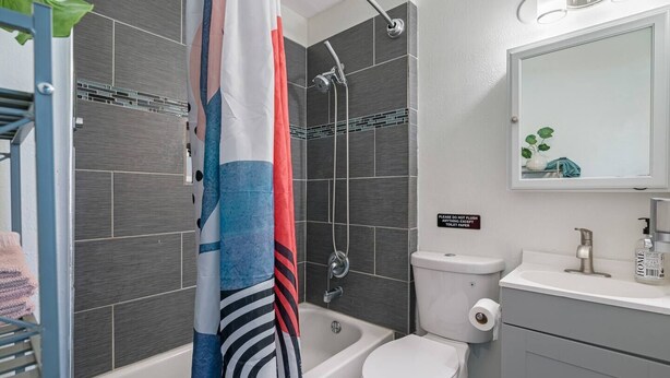 A modern bathroom with a shower, toilet, and sink. - Perfect & Cozy Home in A+ Location (Saint Petersburg)