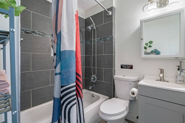 A modern bathroom with a shower, toilet, and sink. - Perfect & Cozy Home in A+ Location (Saint Petersburg)
