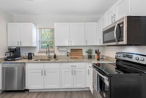 Frigorífico, microondas, horno y placa de cocina