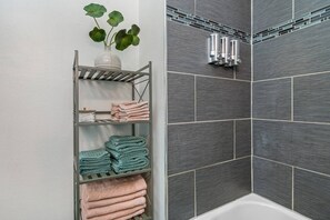 Douche, sèche-cheveux, serviettes fournies