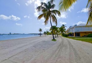 Beach nearby - Superb, bright studio overlooking pool and lagoon (Nettle Bay)