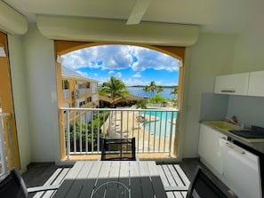 Outdoor dining - Superb, bright studio overlooking pool and lagoon (Nettle Bay)