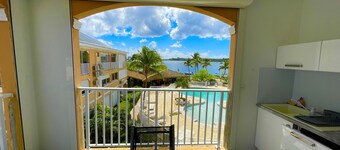 Superbe studio lumineux, vue sur piscine et lagon