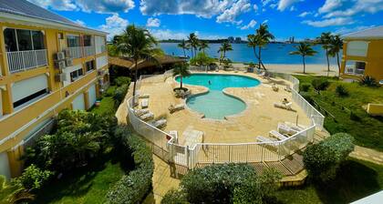 Superb, bright studio overlooking pool and lagoon