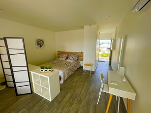 In-room safe, desk, free WiFi - Superb, bright studio overlooking pool and lagoon (Nettle Bay)