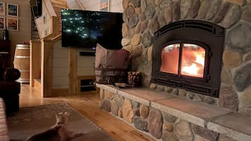Smart-TV, Kamin, DVD-Player, Tischfußball